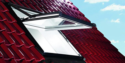 The Roto Designo R7 top-third pivot roof window‘s rotation axis is positioned in the top third of the window. Minimal obtrusive sash. The roof window‘s functions easily with one handle – positioned at the bottom for better accessibility. 