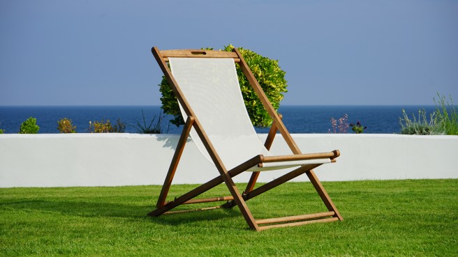 artificial-grass-deckchair